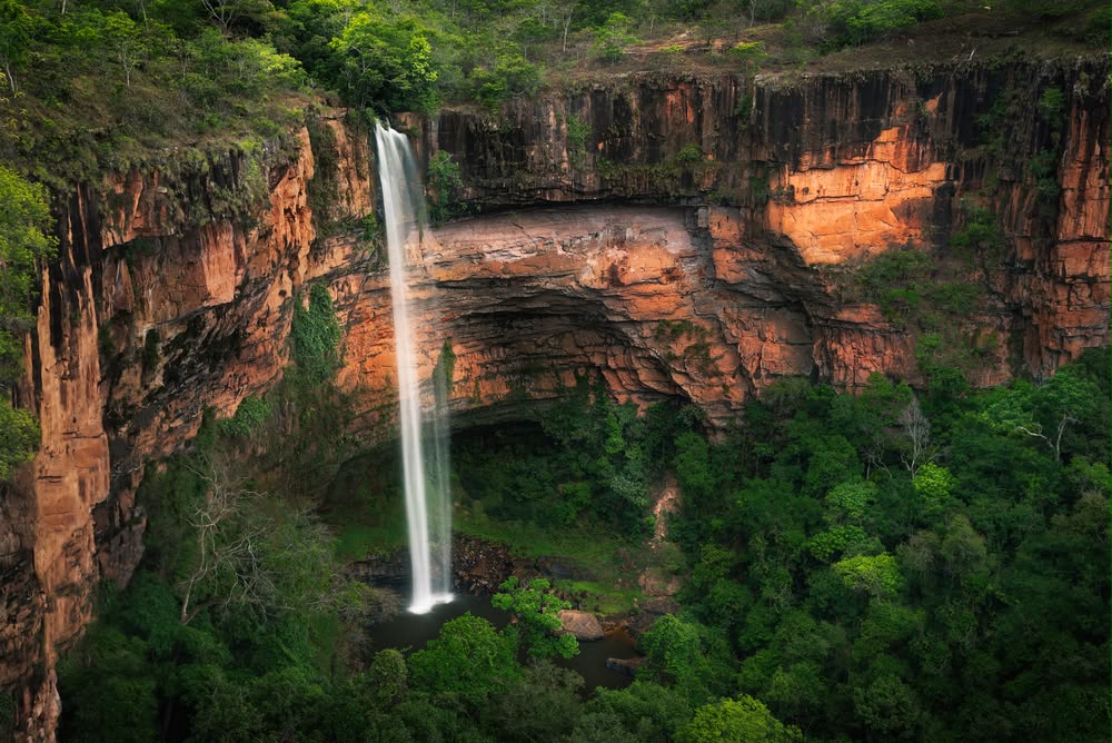 Cachoeira em meio à natureza de Mato Grosso
